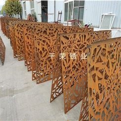 千荣锈业现货销售锈蚀钢板景观墙 耐候钢板做锈现场测量